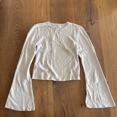Maglione beige con maniche svasate 