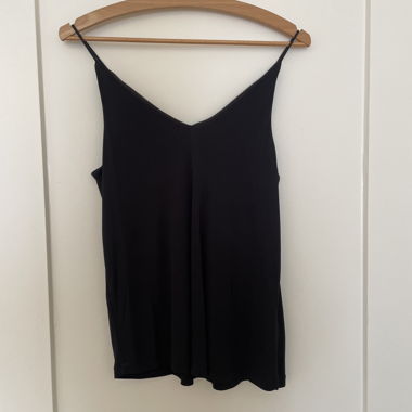 Top nero con spalline