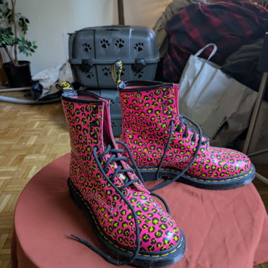 1460 Doc Martens aus Leder, mit Leopardenmuster 