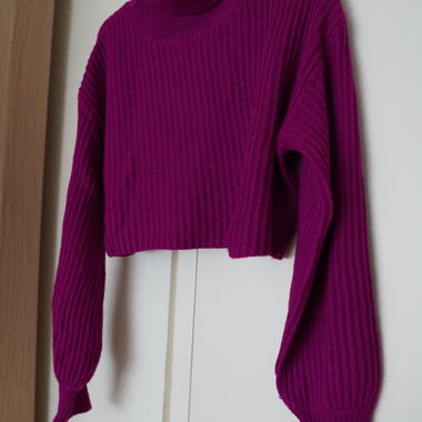 Short turtleneck sweater, purple