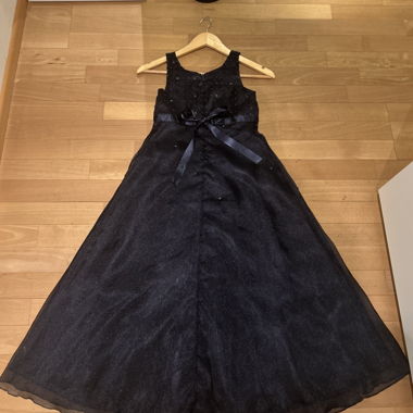 Elegantes dunkelblaues Kleid mit Glitzerperlen