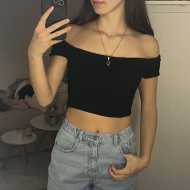 crop top nero con dettaglio