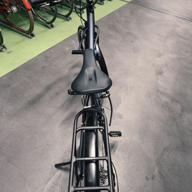 Vélo de ville noir avec porte-bagages