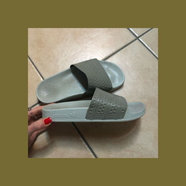 adilette இ adidas