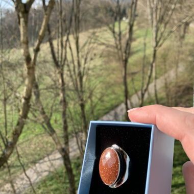 massiver Silberring mit funkelndem Sandstein
