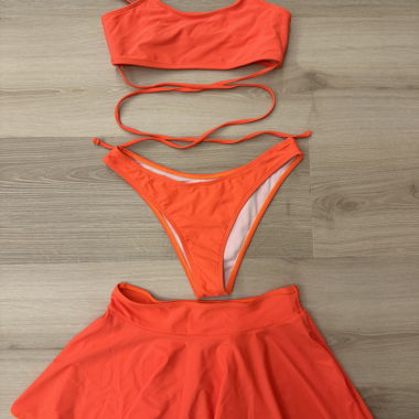 Set bikini arancione con gonna