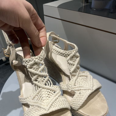 Cremefarbene keilabsatz schuhe