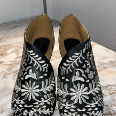 Leder Schuhe mit bestickten Blumen