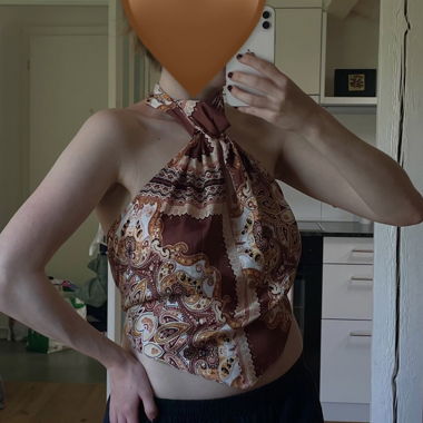 Top con scollo a saliscendi