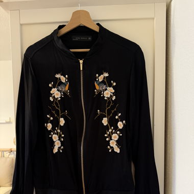 schwarze Bomberjacke mit Stickereien