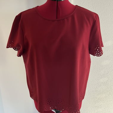 T-shirt rouge avec détails