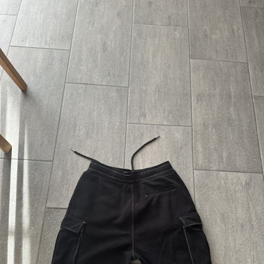 54L 35W Kurze schwarze Cargohose