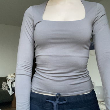Top grigio manica lunga con scollo quadrato