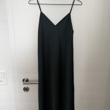 Robe à bretelles en satin vert foncé