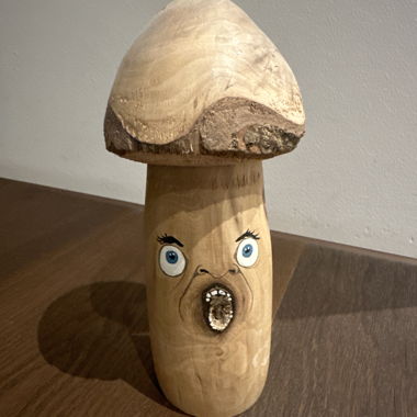 Figurine de champignon en bois avec visage