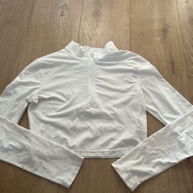 Top corto bianco con zip