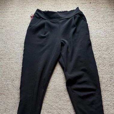Schwarze Chino Hose Mit Perlen Details