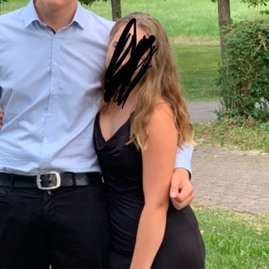 Elegantes Abendkleid mit hohem Beinschlitz
