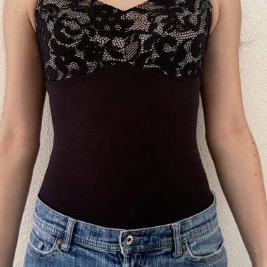 Top body in pizzo bordeaux