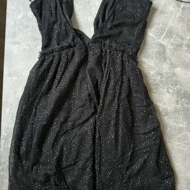 Schwarzes Paillettenkleid im Mini-Format