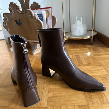 Bottes courtes en similicuir brun foncé