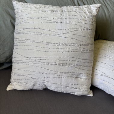Coussins décoratifs blancs crèmes 