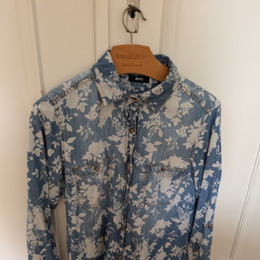 Jeansiges Hemd mit Blumenmuster