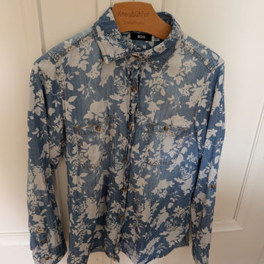 Jeansiges Hemd mit Blumenmuster