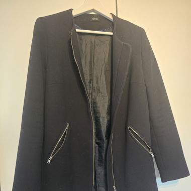 Minimalist Black Coat – Oltre – Zip Detail