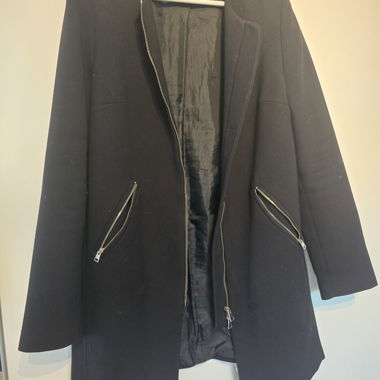 Minimalist Black Coat – Oltre – Zip Detail