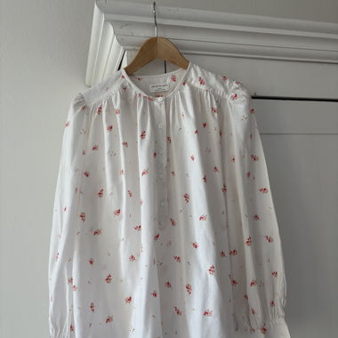 Weiße Bluse mit Blumenmuster