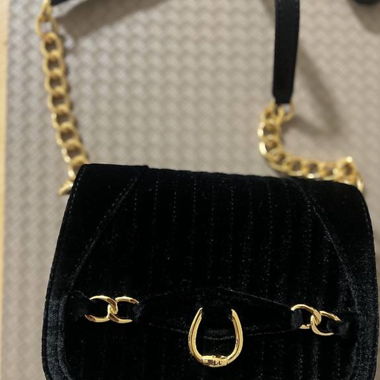 Borsa in velluto nero con catena dorata
