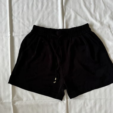 Schwarze Shorts mit Kordel