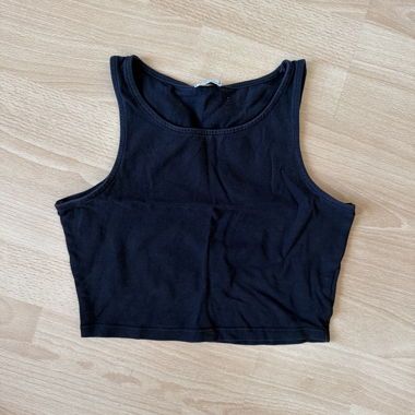Black sleeveless cropped top