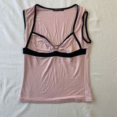 Top smanicato rosa con fibbia decorativa