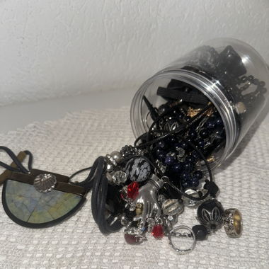 Schwarzes Schmuckglas