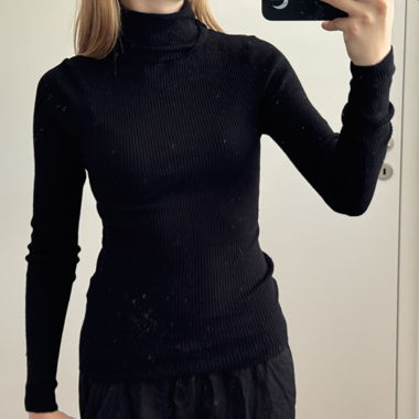 Schwarzer Rippstrick Rollkragenpullover