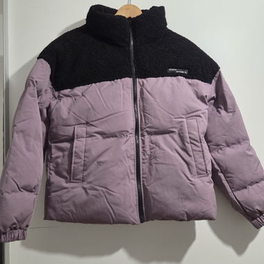 Violette und schwarze Jacke