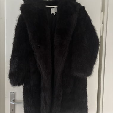 Cappotto nero in pelliccia ecologica