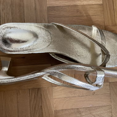 Goldene Kitten-Heels mit Riemchen
