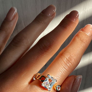 GOLD RING WITH ZIRCON