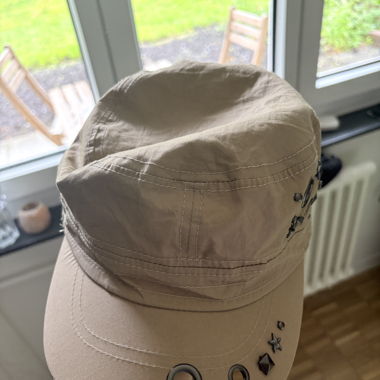 Casquette beige décorative