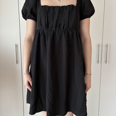 Robe noire à manches bouffantes