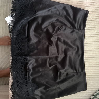 Schwarzer Rock aus Spitze-Satin