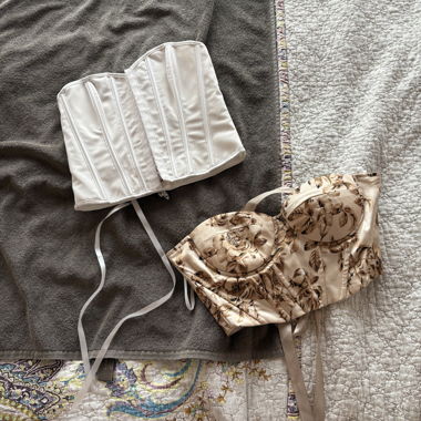 2 corsets