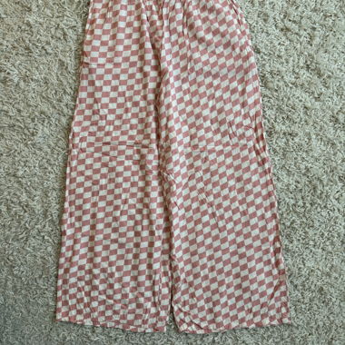 Pantalon ample à carreaux roses