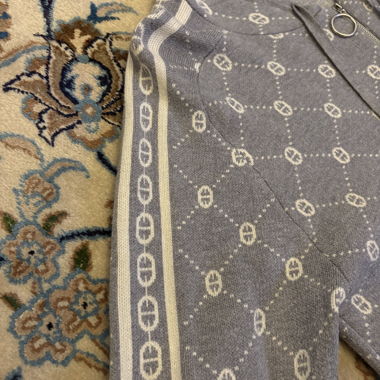 Gemütlicher grauer Zip-Hoodie