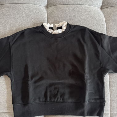 Sweat noir avec col en dentelle