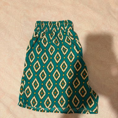 Grüne Shorts mit Muster