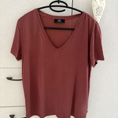 T-shirt rosa con scollo a V